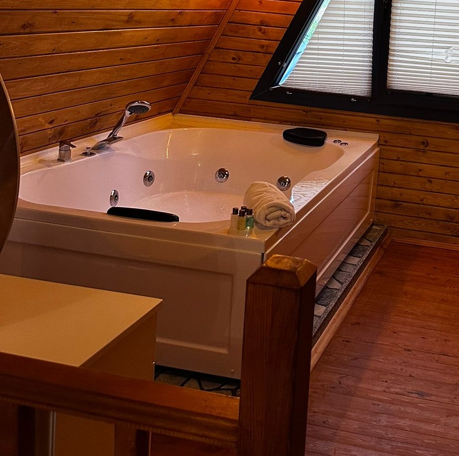 جناح الجاكوزي الفاخر